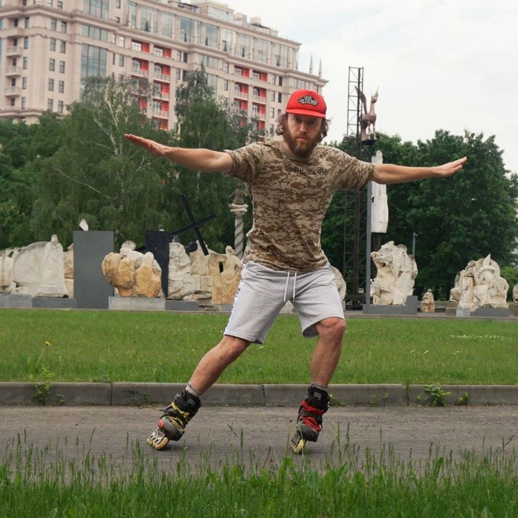 Наши инструкторы на роликах